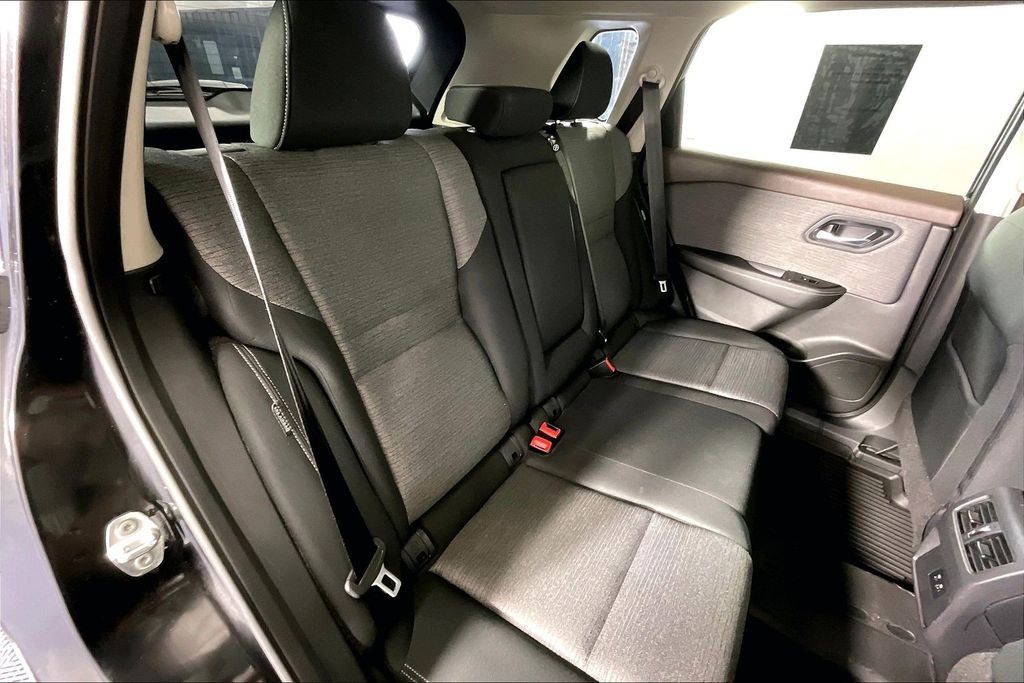 Used 2022 Nissan Rogue SV FWD image 32