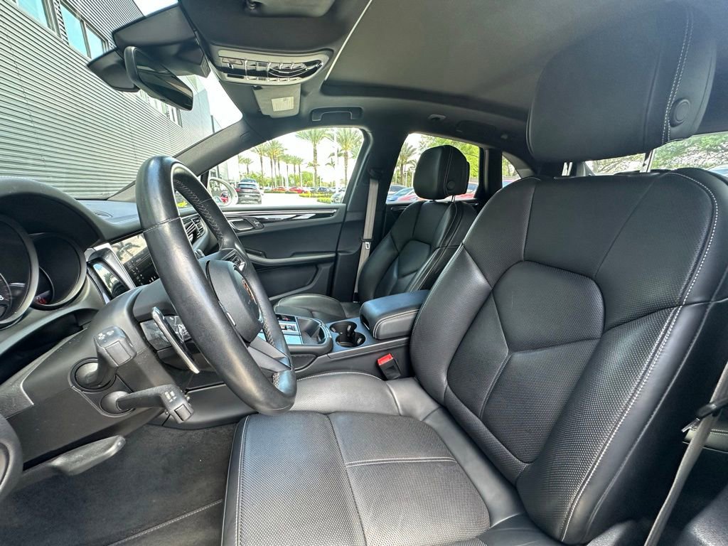 Certified 2023 Porsche Macan AWD/4WD image 5