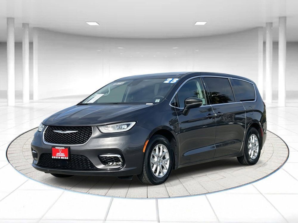 Used 2023 Chrysler Pacifica Touring-L image 33