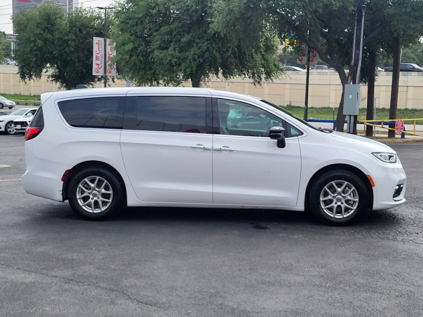 Used 2025 Chrysler Pacifica Select FWD image 2