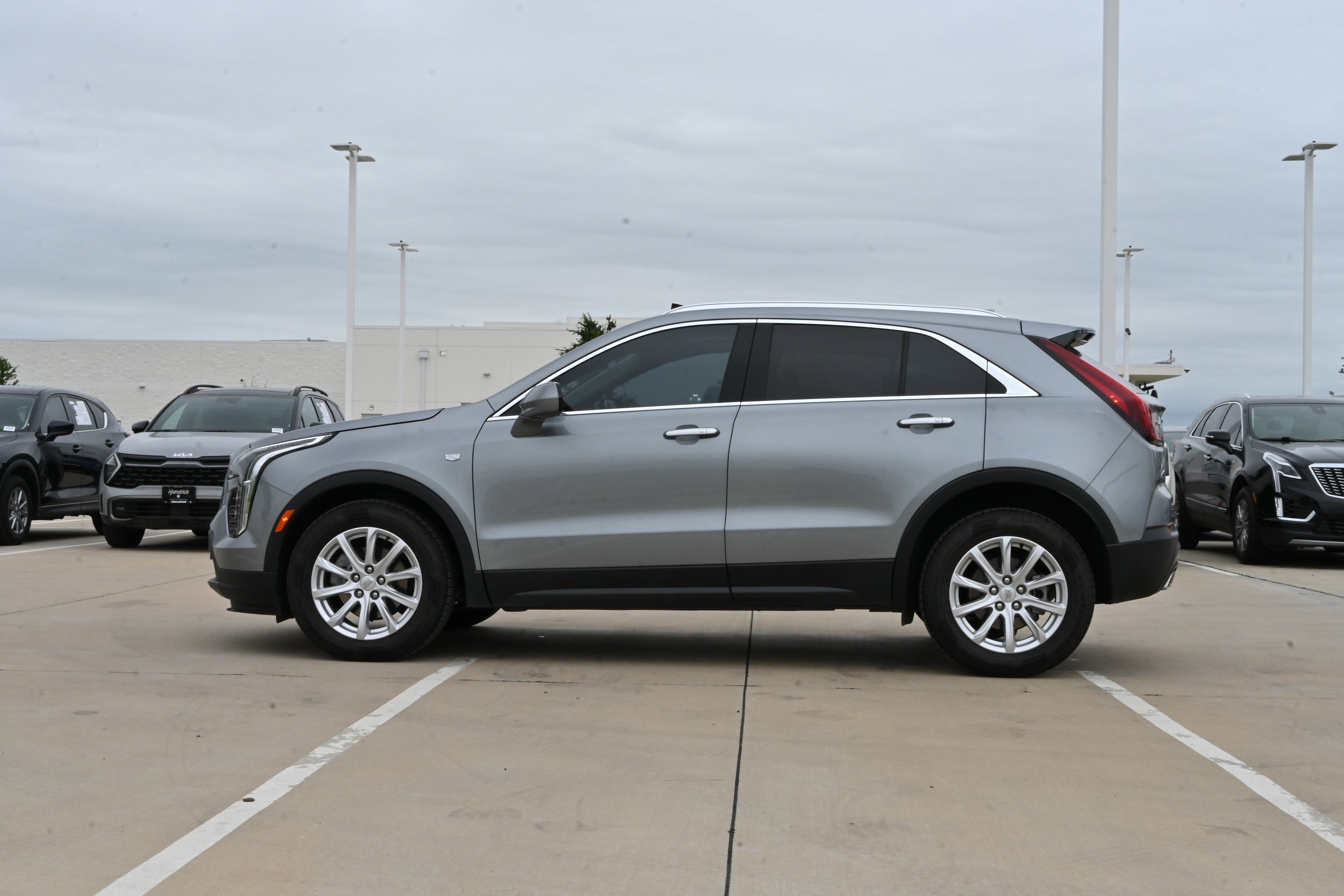 Used 2023 Cadillac XT4 Luxury w/ Cold Weather Package FWD image 6