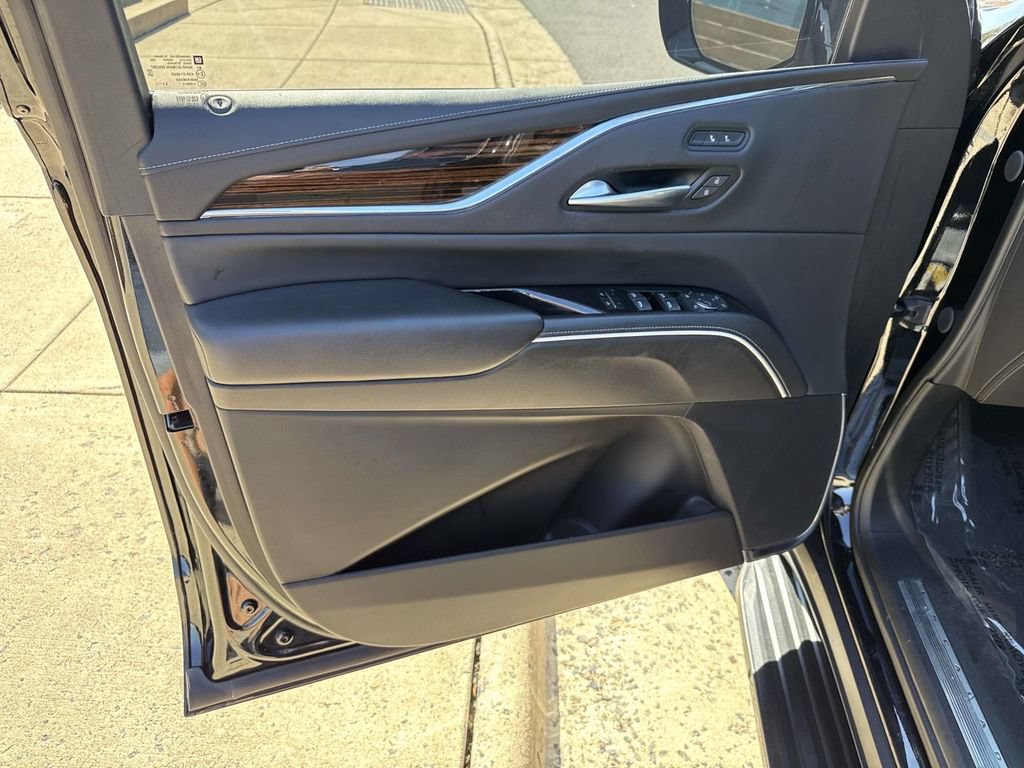 Used 2024 Cadillac Escalade ESV Luxury RWD image 28