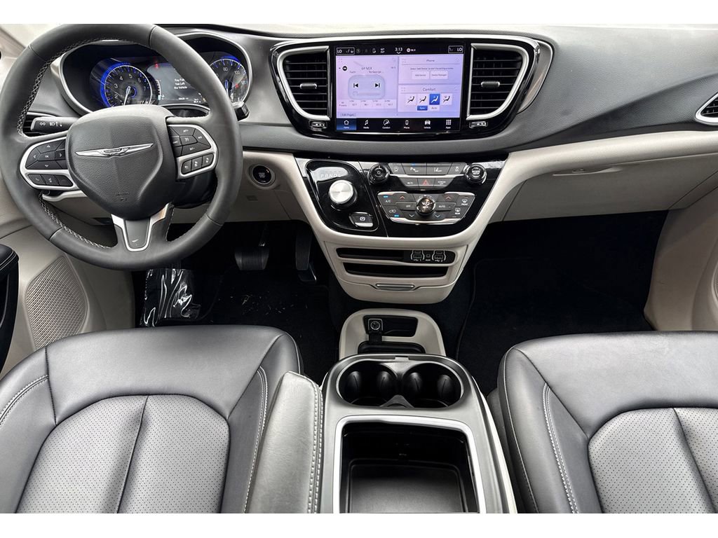 Used 2024 Chrysler Pacifica Touring-L image 11
