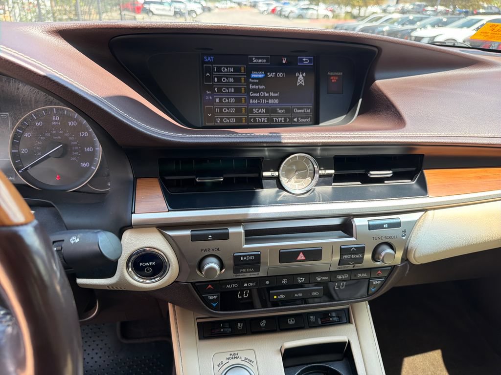 Used 2016 Lexus ES 300h w/ Luxury Package w/Wood Trim FWD image 26