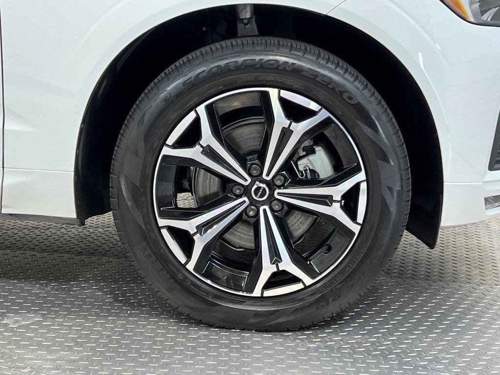 Used 2022 Volvo XC60 B5 Momentum image 9