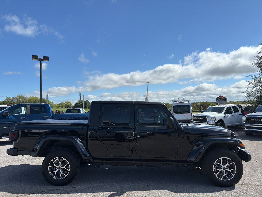 Used 2024 Jeep Gladiator Sport image 4
