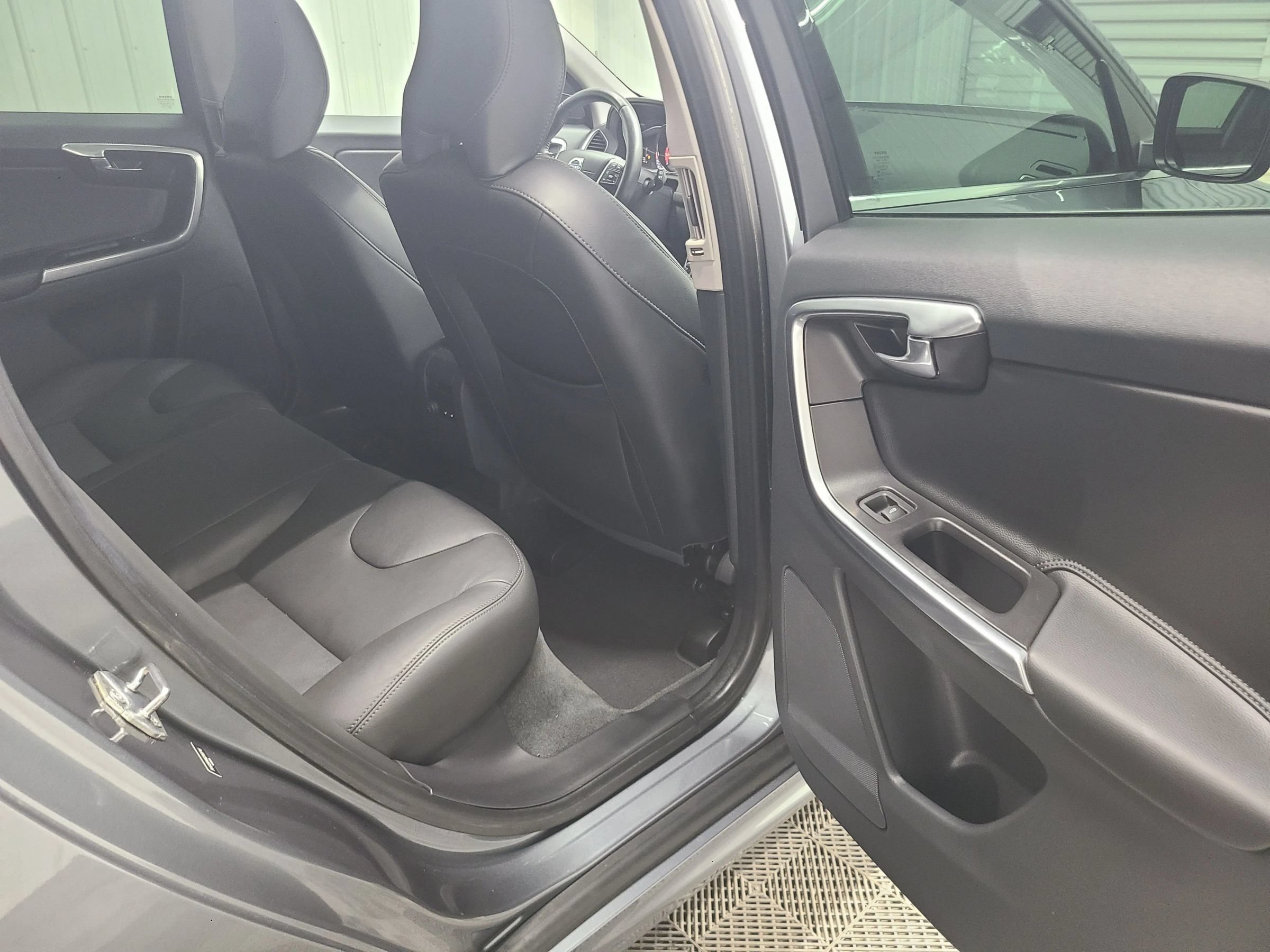 Used 2016 Volvo XC60 T5 Platinum w/ Climate Package AWD/4WD image 40