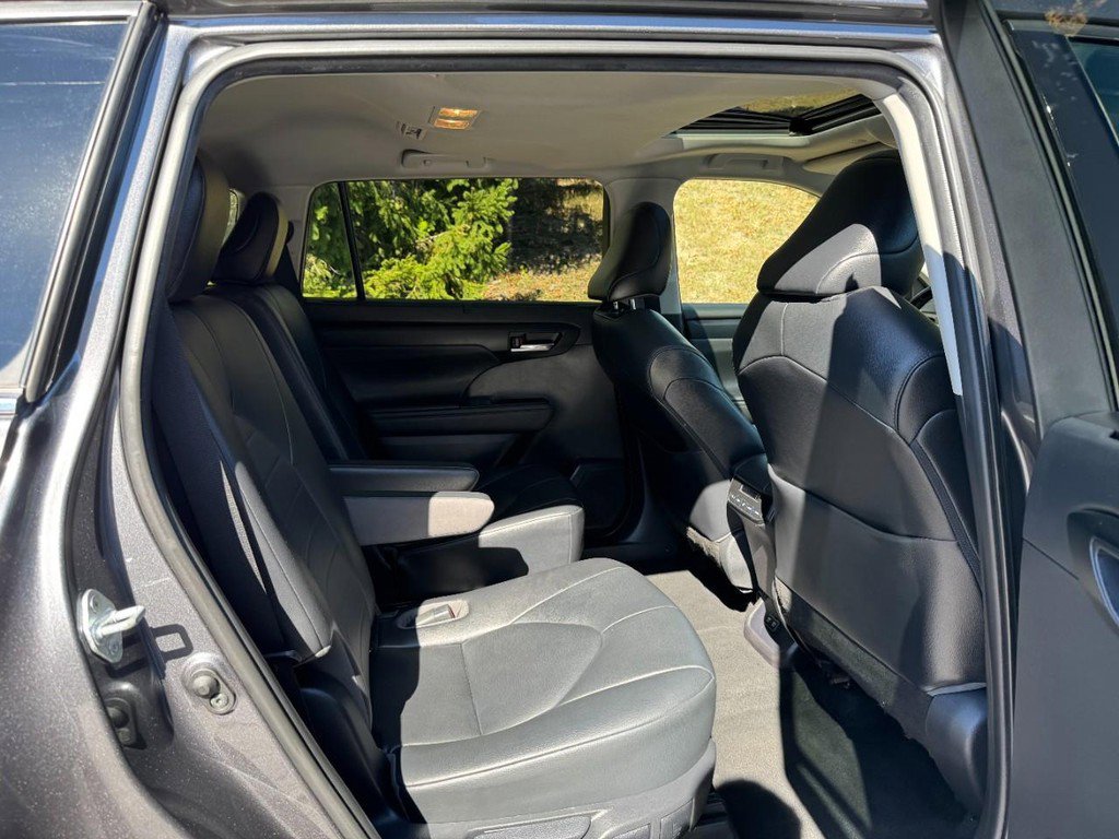 Used 2021 Toyota Highlander XLE image 10