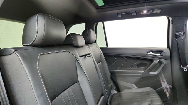 Used 2022 Volkswagen Tiguan SE R-Line image 25