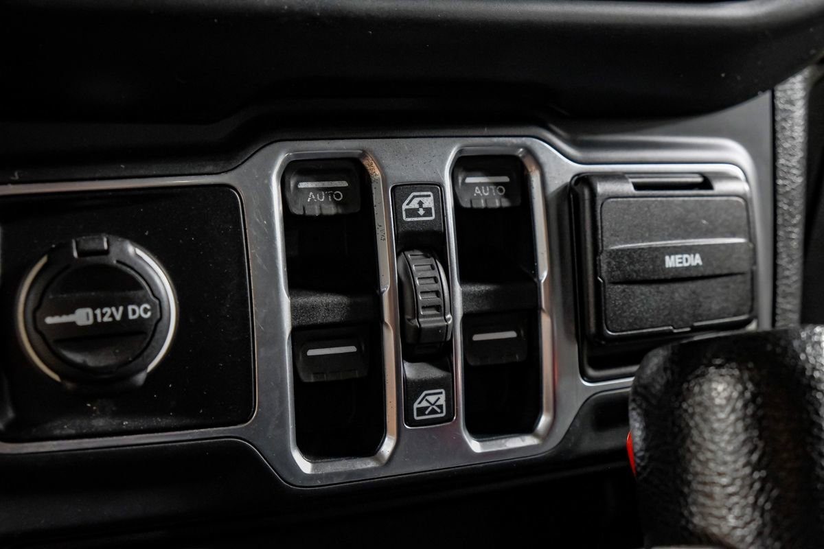 Used 2018 Jeep Wrangler Unlimited Sahara AWD/4WD image 25