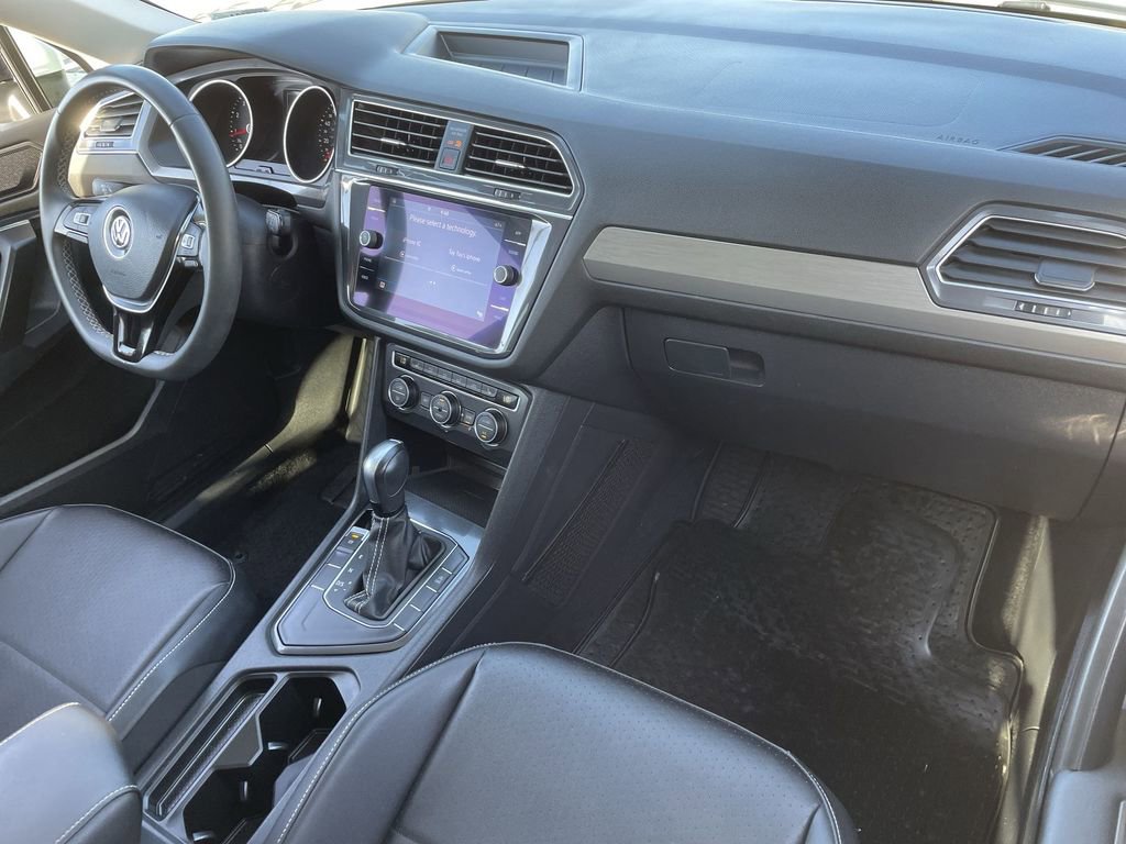 Used 2021 Volkswagen Tiguan SE w/ Panoramic Sunroof Package image 28