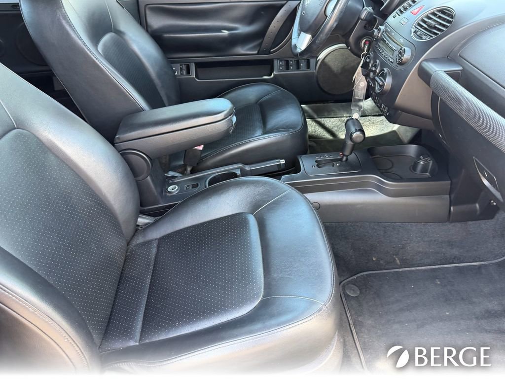 Used 2010 Volkswagen Beetle Final Edition FWD image 12