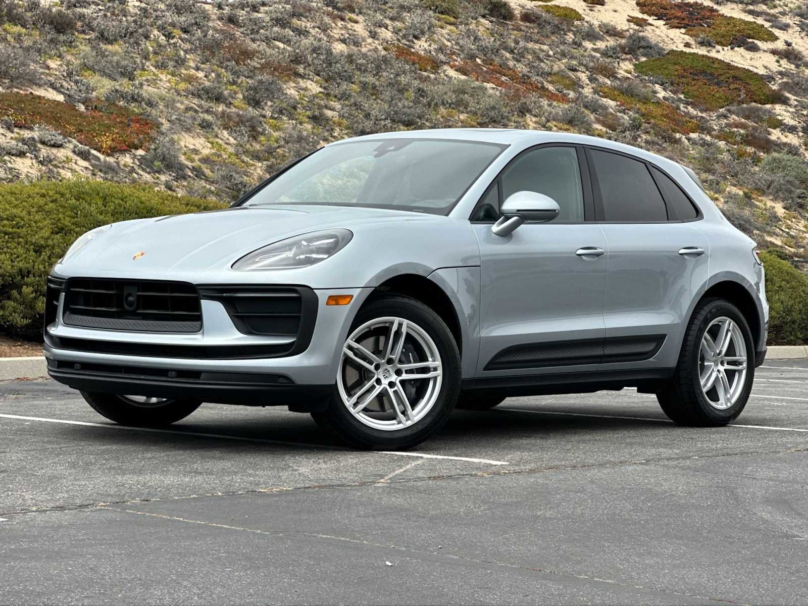 Certified 2025 Porsche Macan AWD/4WD image 1