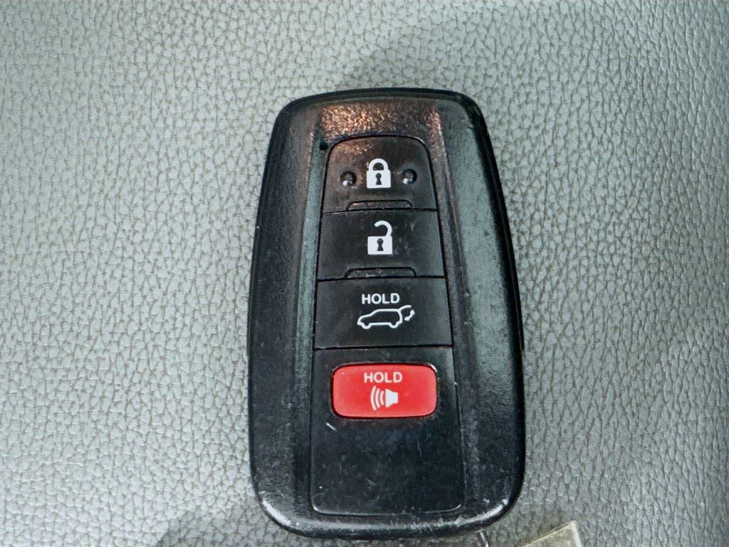 Used 2020 Toyota Highlander XLE FWD image 38