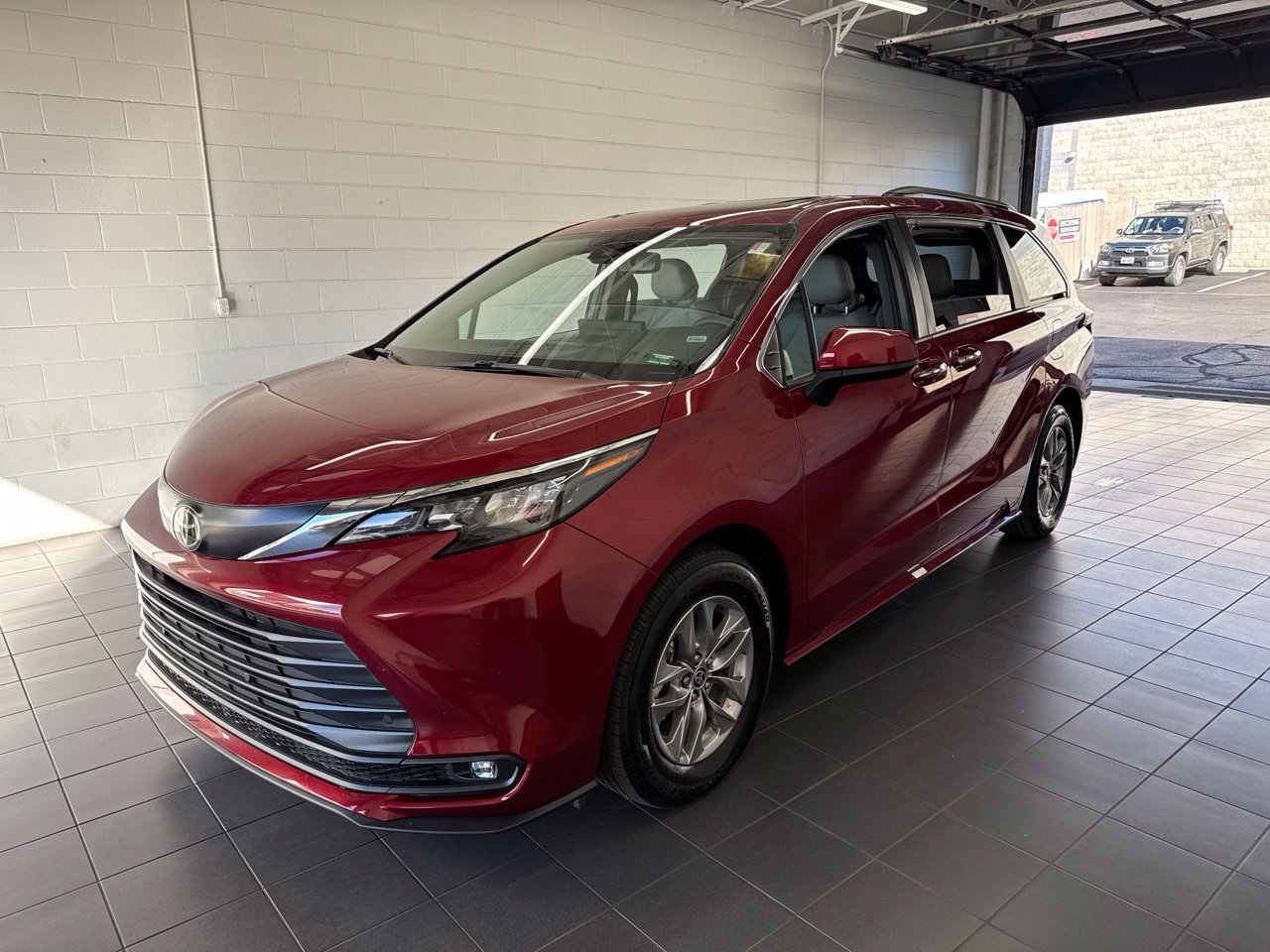 Used 2026 Toyota Sienna XLE FWD image 4