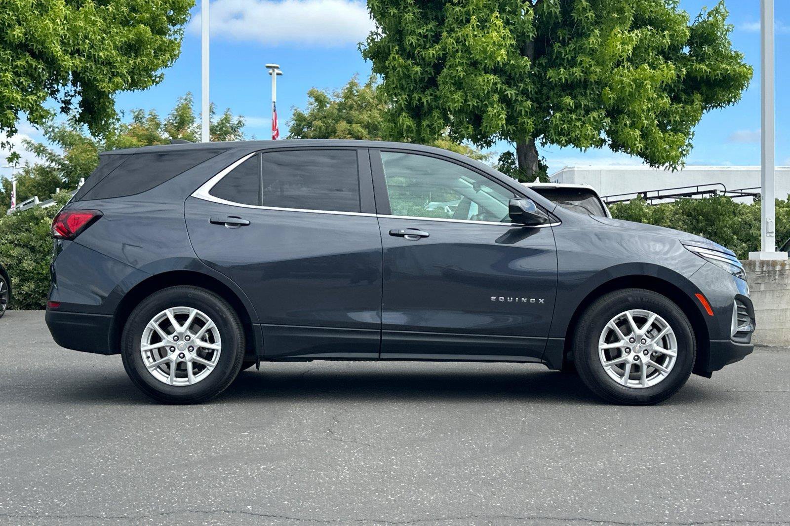 Used 2022 Chevrolet Equinox LT FWD image 2