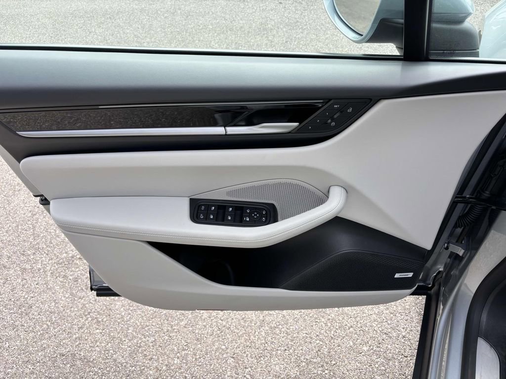 Used 2025 Porsche Macan 4 Electric image 13