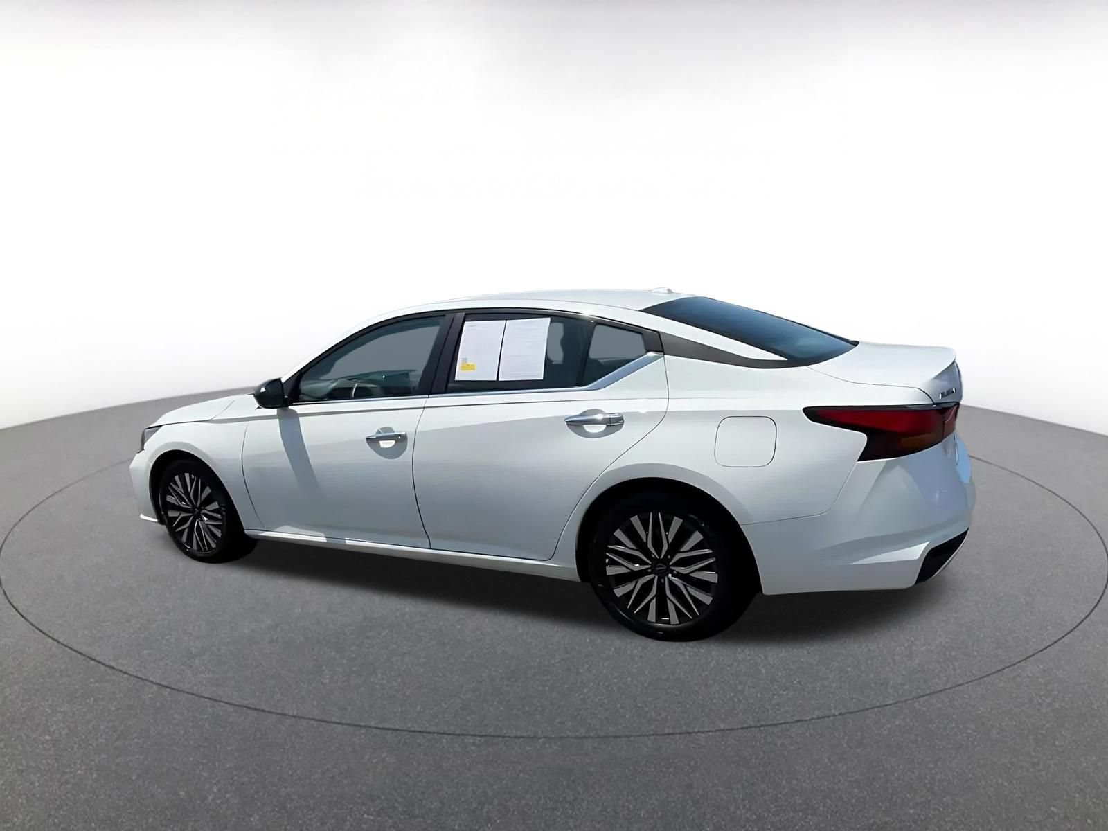 Used 2025 Nissan Altima 2.5 SV FWD image 9