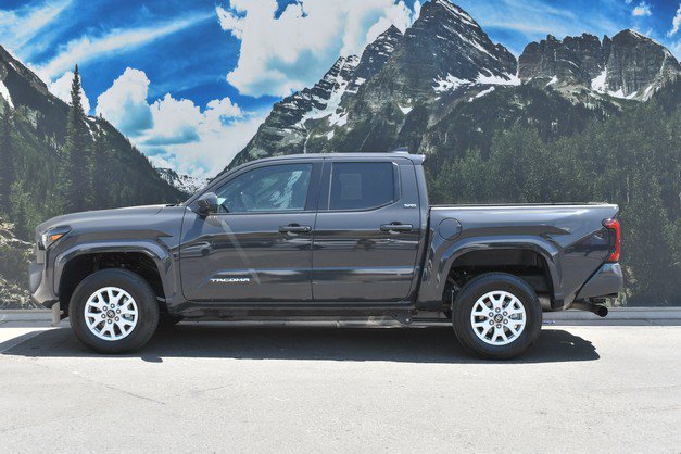 Certified 2025 Toyota Tacoma SR5 AWD/4WD image 7