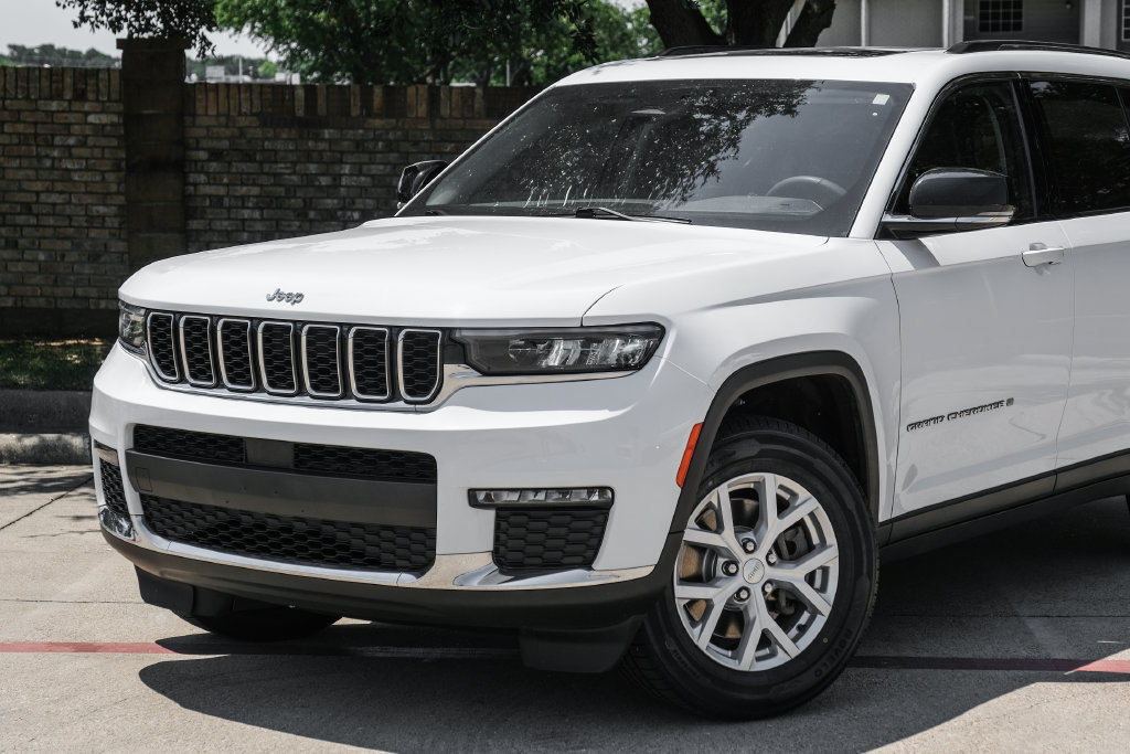 Used 2023 Jeep Grand Cherokee L Limited AWD/4WD image 13