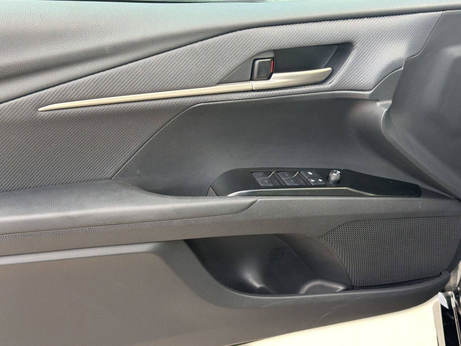 Used 2025 Toyota Camry SE FWD image 12