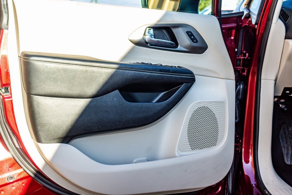 Used 2023 Chrysler Pacifica Touring-L image 19