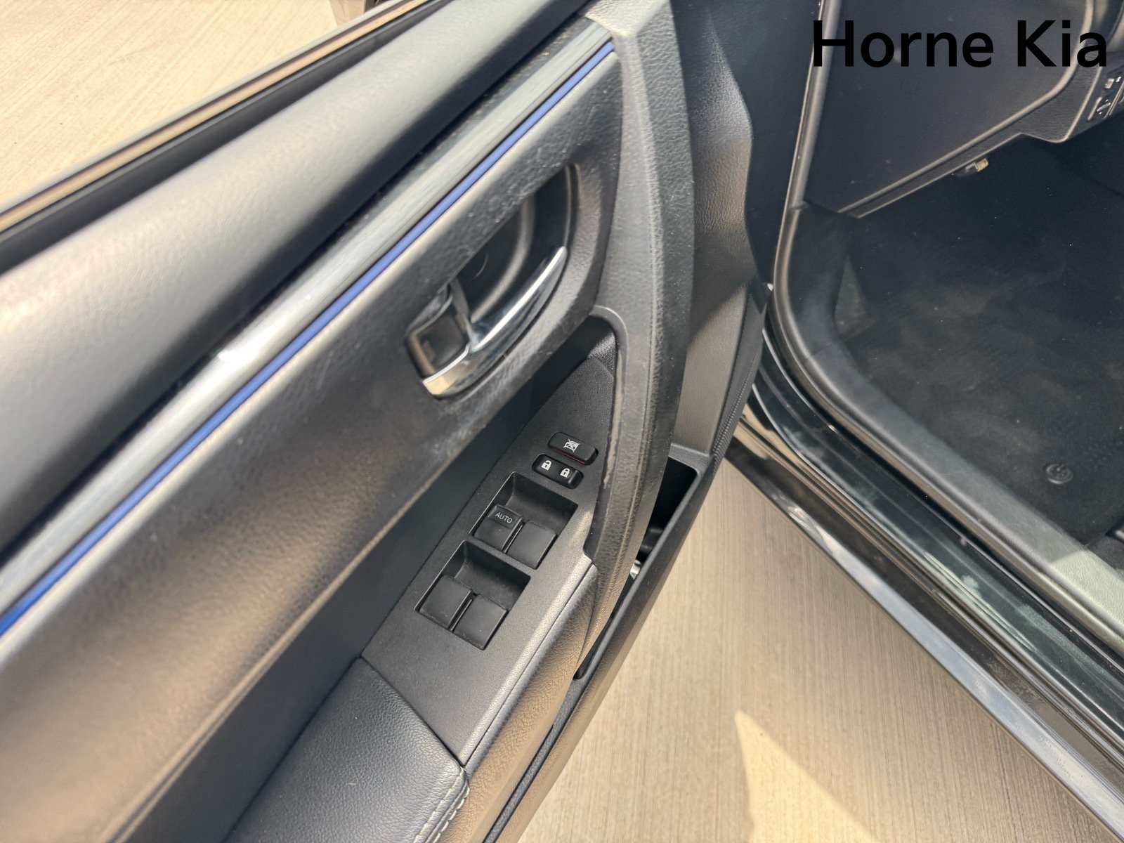 Used 2018 Toyota Corolla SE w/ Carpet Mat Package (TMS) FWD image 11