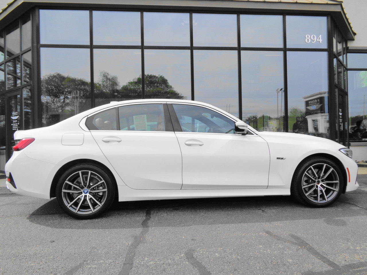 Used 2022 BMW 330e xDrive w/ Driving Assistance Package AWD/4WD image 4
