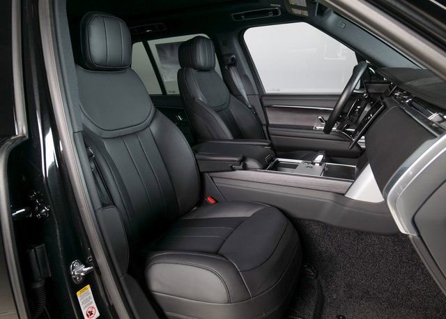 New 2025 Land Rover Range Rover SE image 3