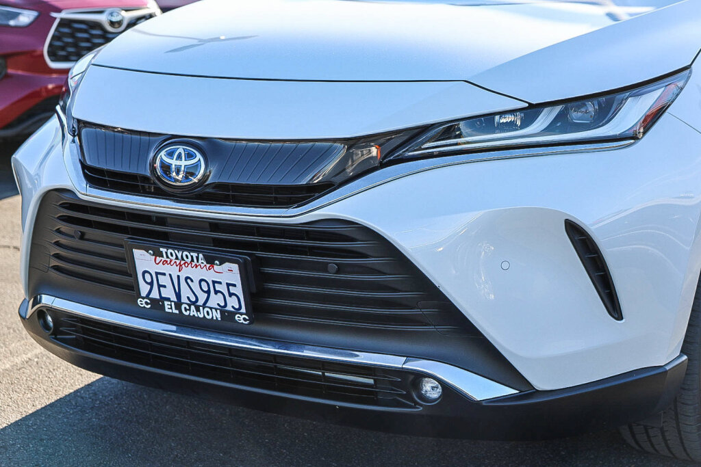 Certified 2023 Toyota Venza XLE AWD/4WD image 19