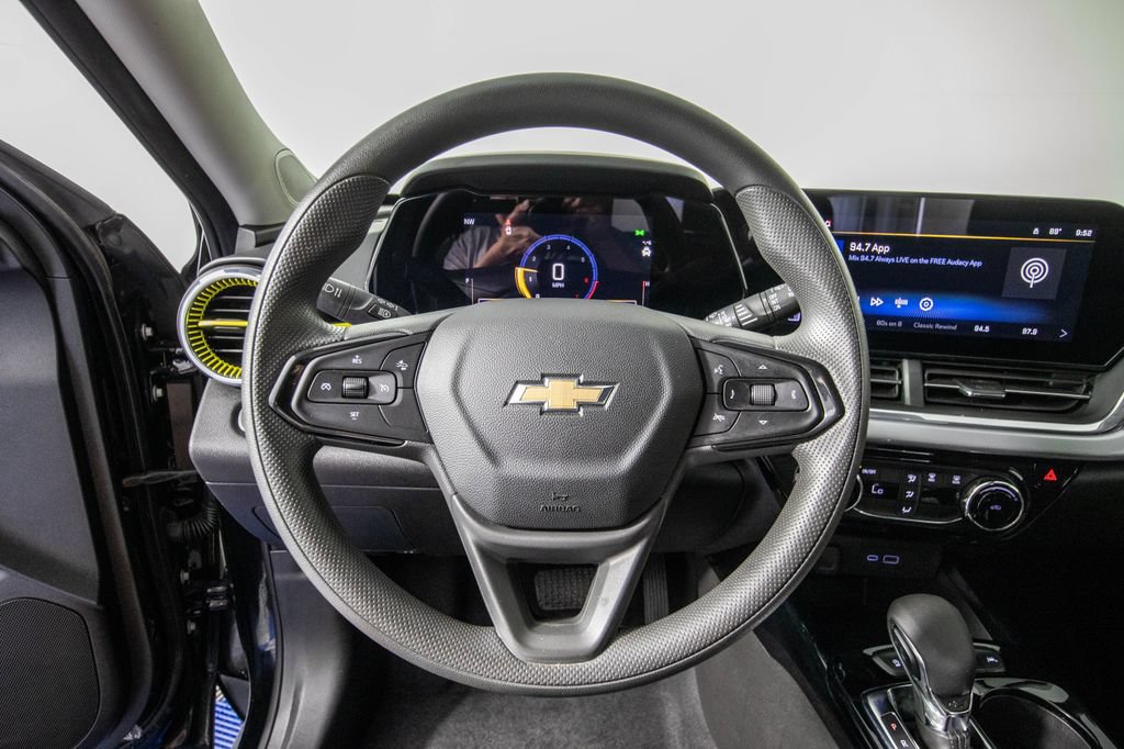 Used 2025 Chevrolet Trax LT FWD image 18