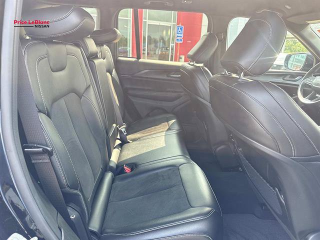 Used 2025 Jeep Grand Cherokee Altitude AWD/4WD image 9