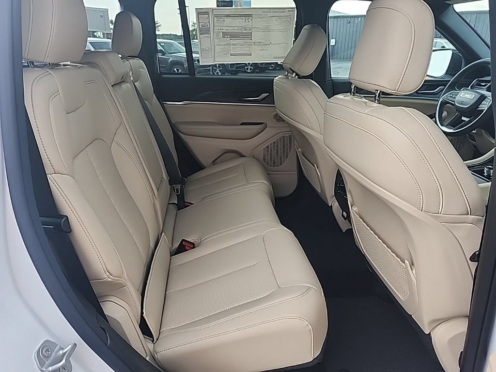 New 2026 Jeep Grand Cherokee Limited w/ Luxury Tech Group II RWD image 39