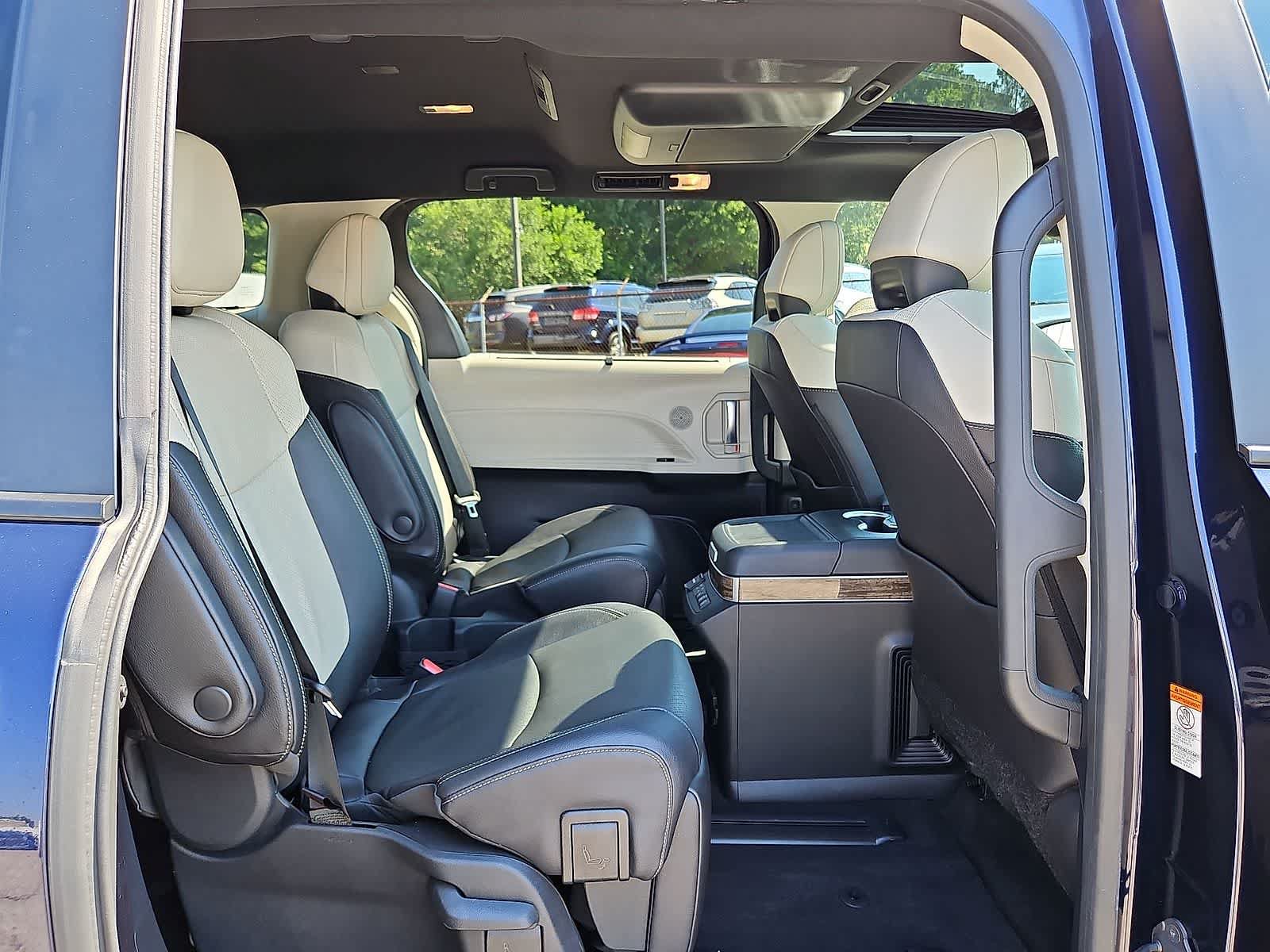 Used 2025 Toyota Sienna Platinum AWD/4WD image 32