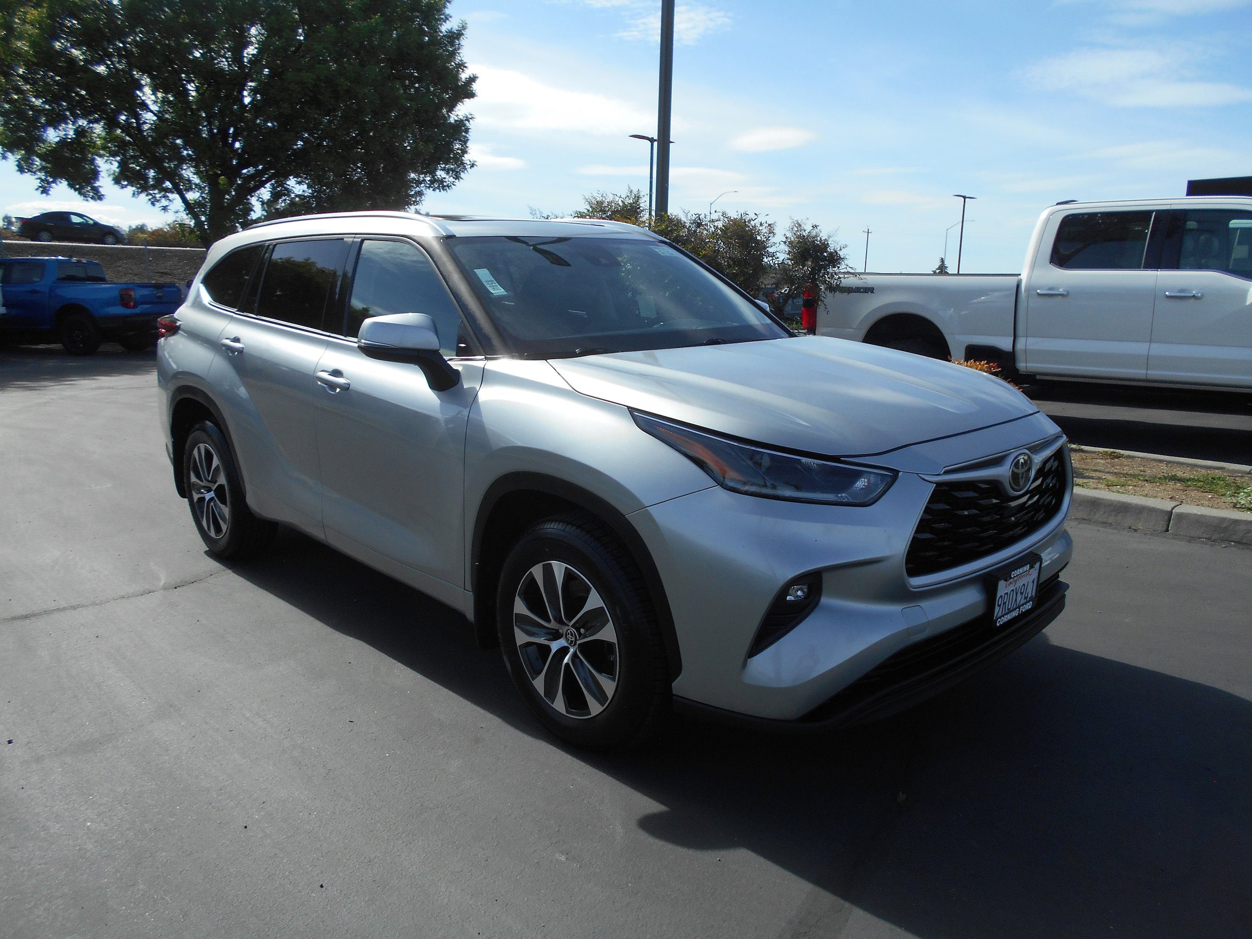 Used 2021 Toyota Highlander XLE AWD/4WD image 2
