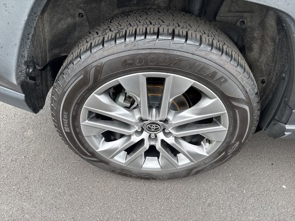 Used 2022 Toyota RAV4 XLE Premium image 12