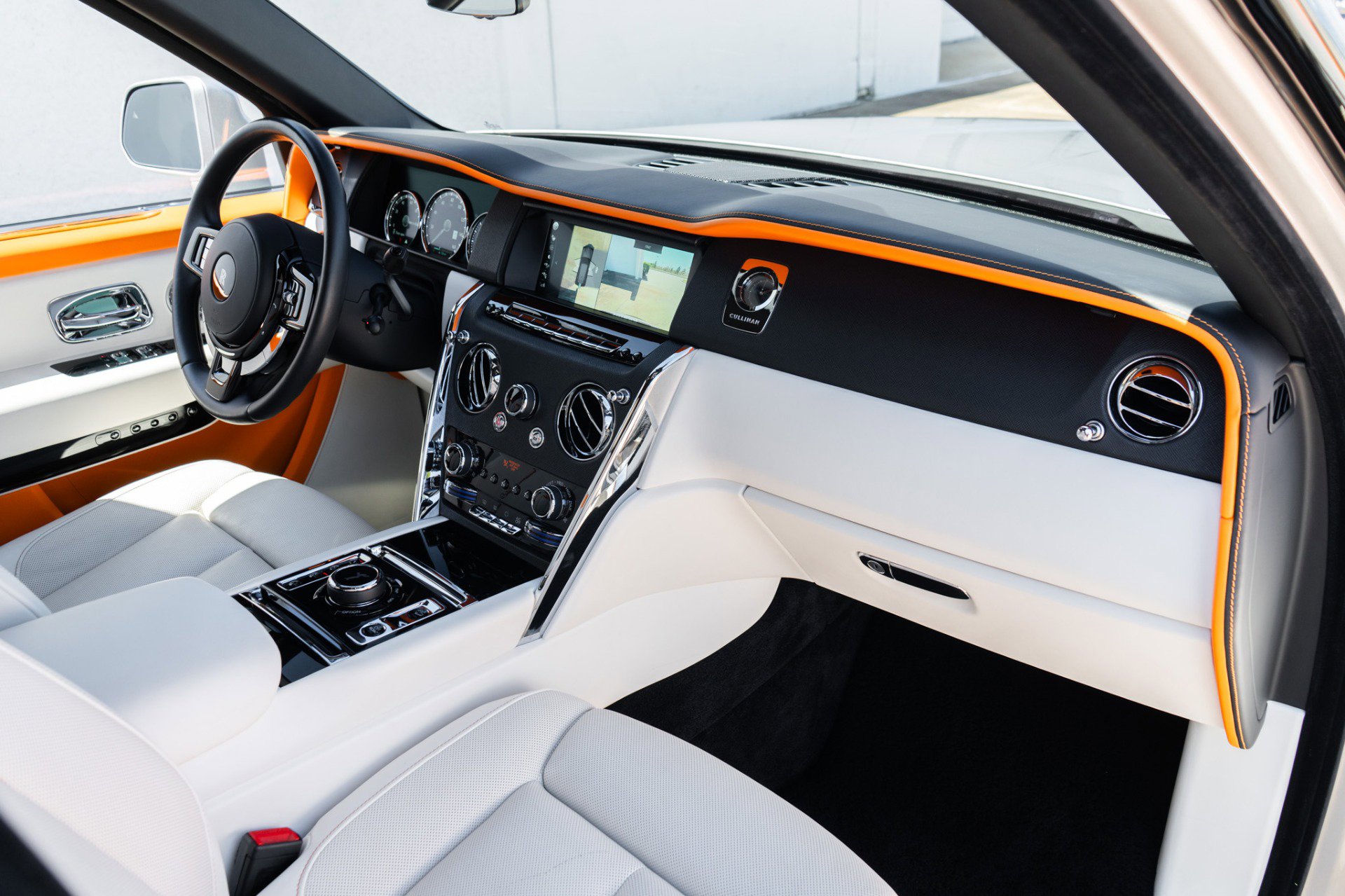 Used 2022 Rolls-Royce Cullinan w/ Cullinan Package image 16