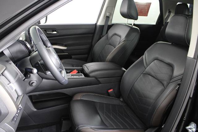Certified 2025 Nissan Pathfinder Platinum w/ Black Appearance Package FWD image 21