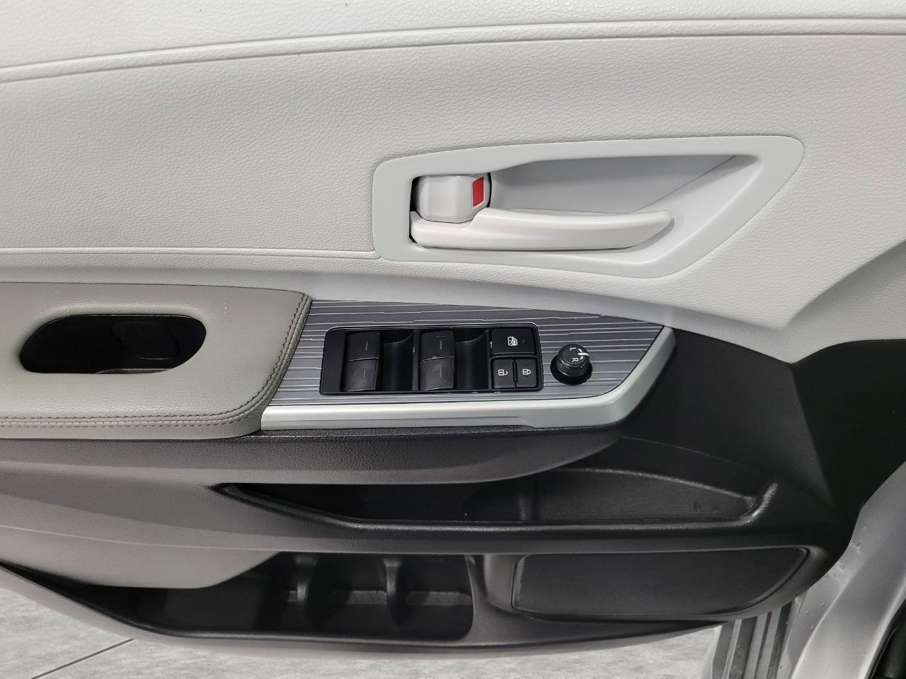 Used 2025 Toyota Sienna LE image 28