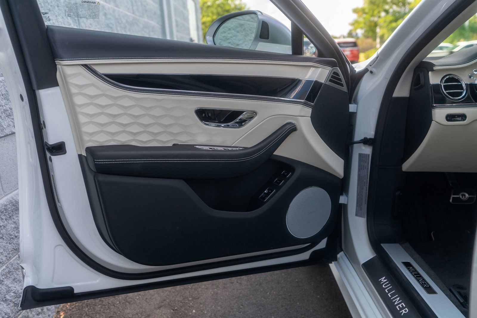 Certified 2025 Bentley Flying Spur Plug-In Hybrid image 23