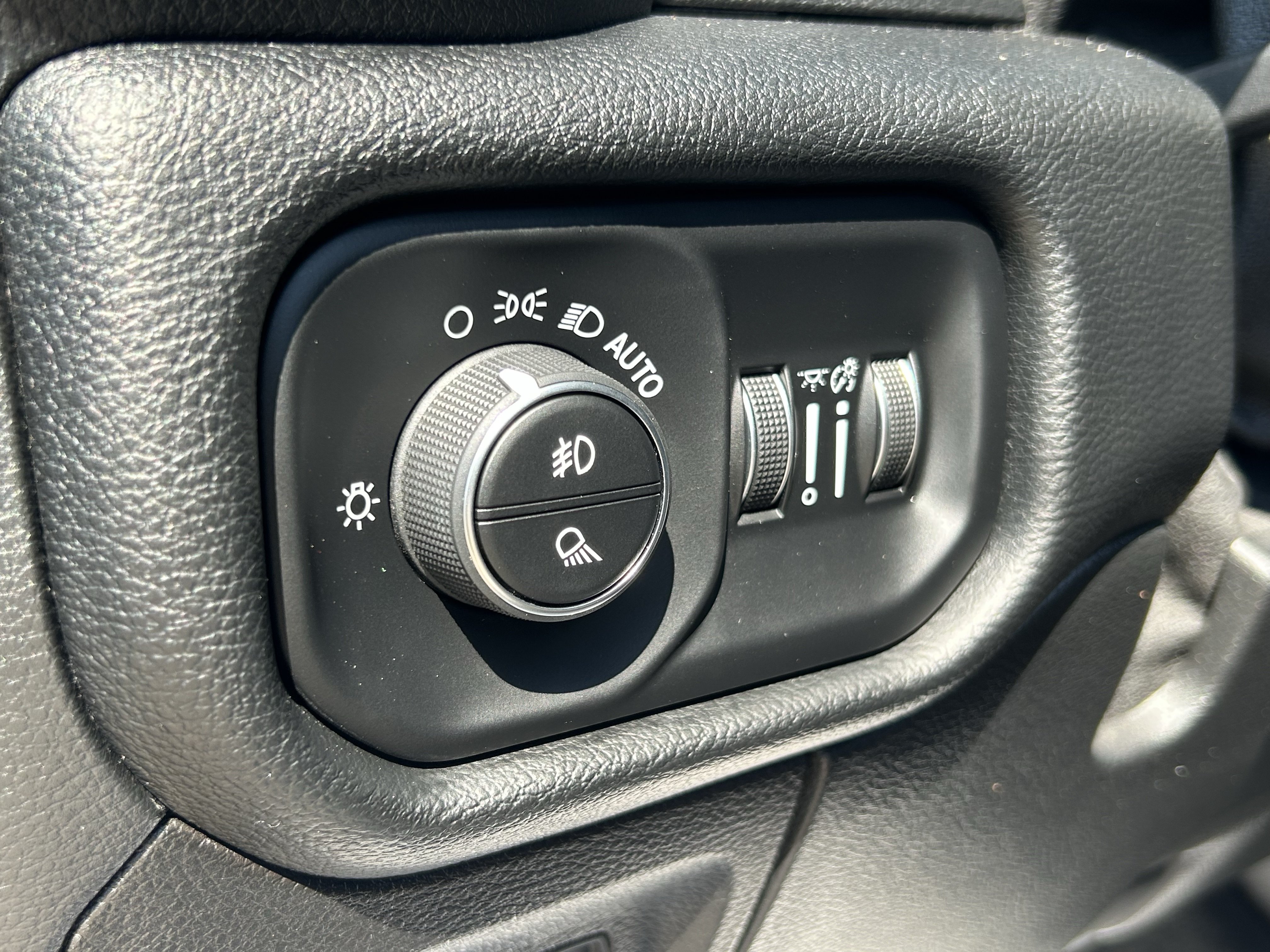 Used 2020 RAM 1500 Laramie AWD/4WD image 14