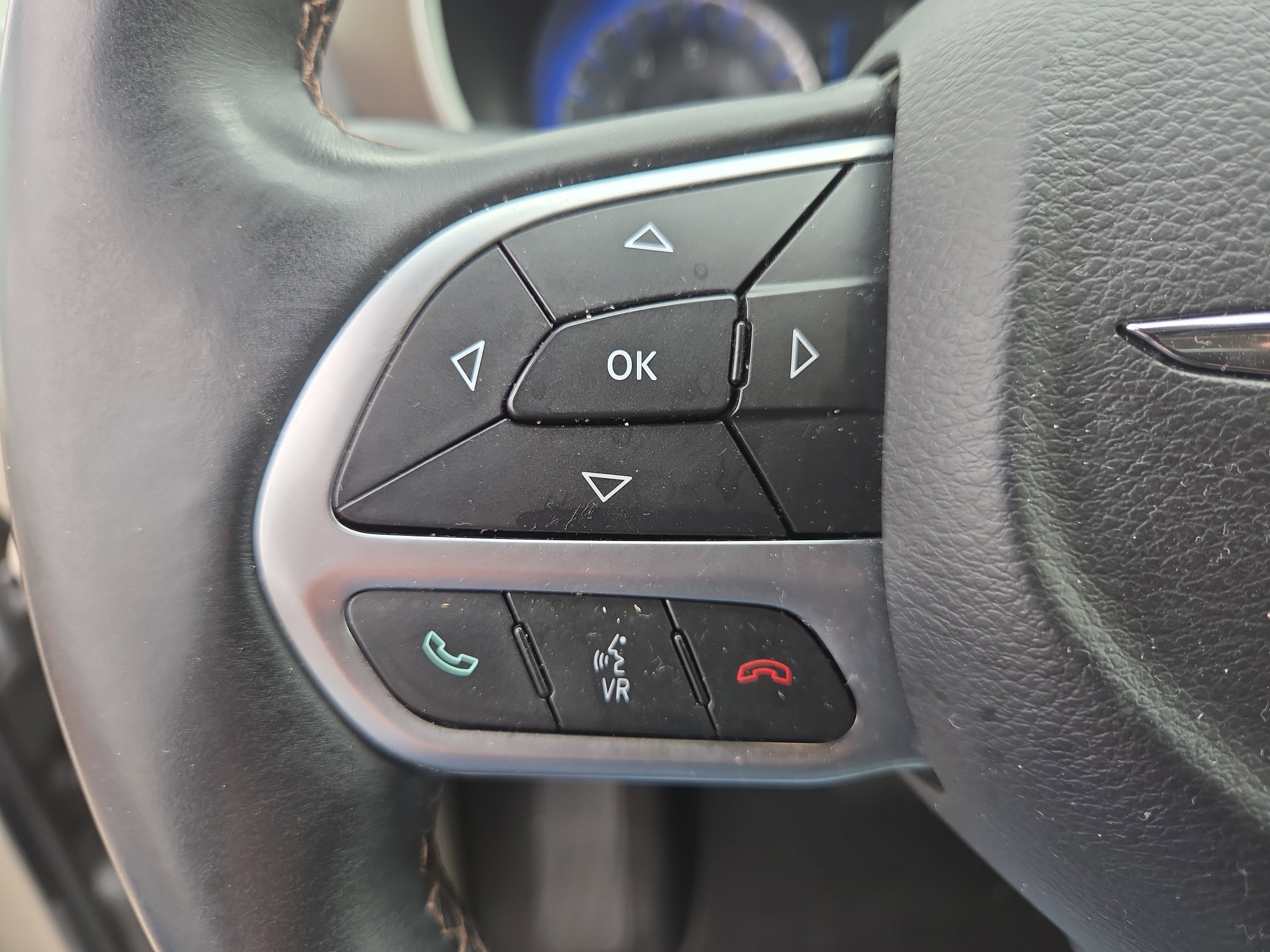 Used 2017 Chrysler Pacifica Touring-L FWD image 26