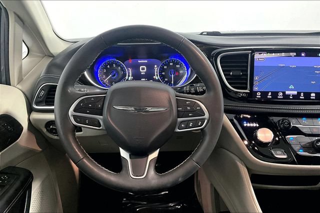 Used 2023 Chrysler Pacifica Limited FWD image 5