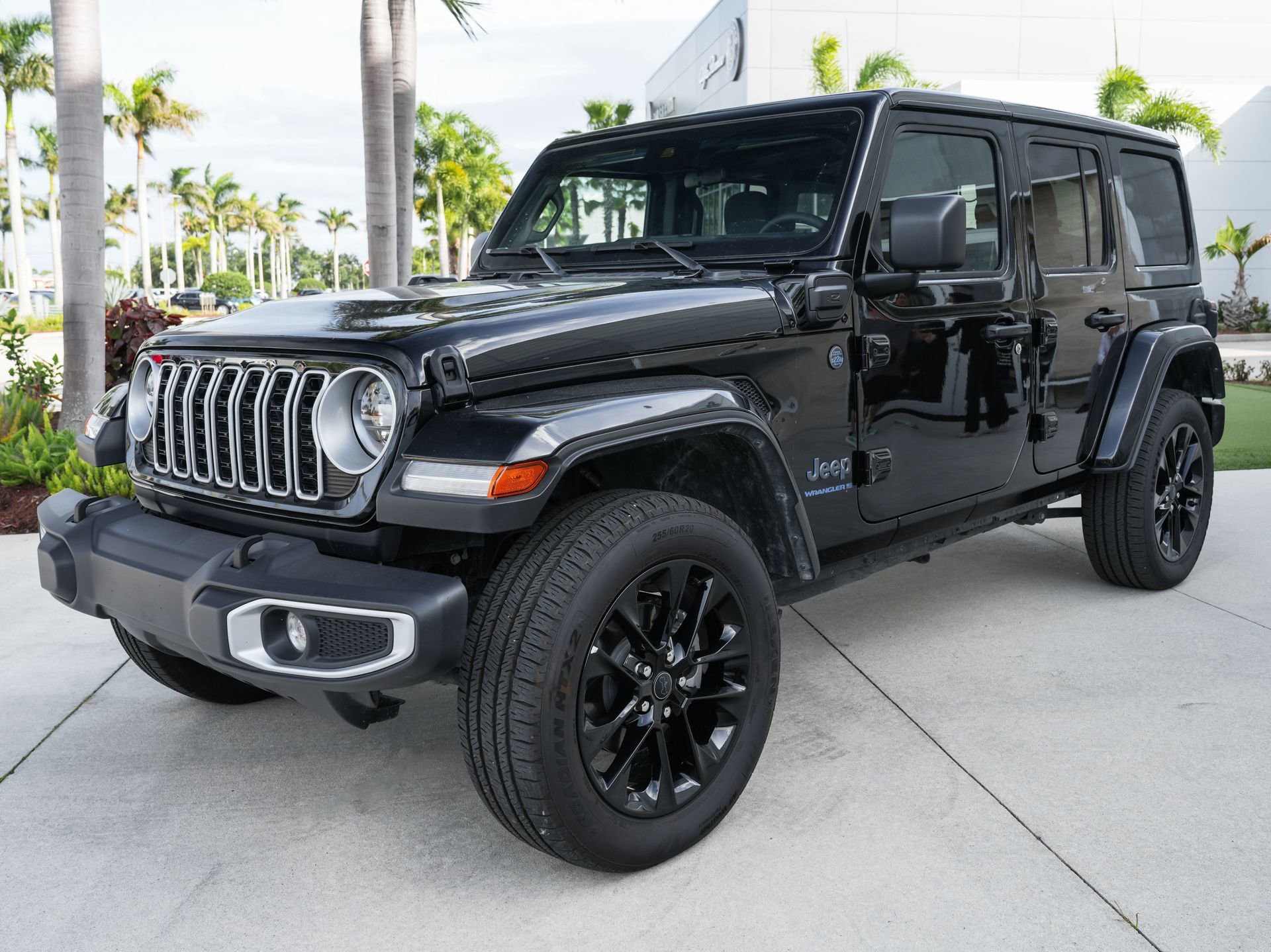 Used 2025 Jeep Wrangler Unlimited Sahara w/ Safety Group AWD/4WD image 6