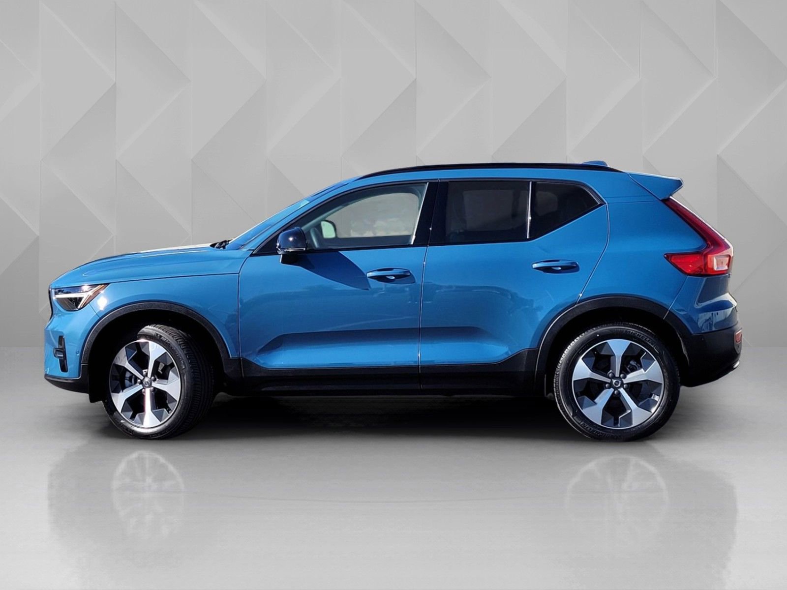 Certified 2023 Volvo XC40 B5 Plus w/ Driver Assist Package image 3