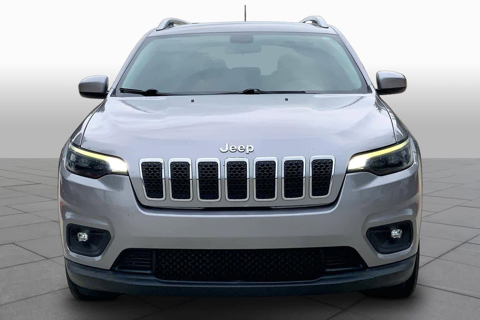 Used 2019 Jeep Cherokee Latitude w/ Popular Appearance Group FWD image 4