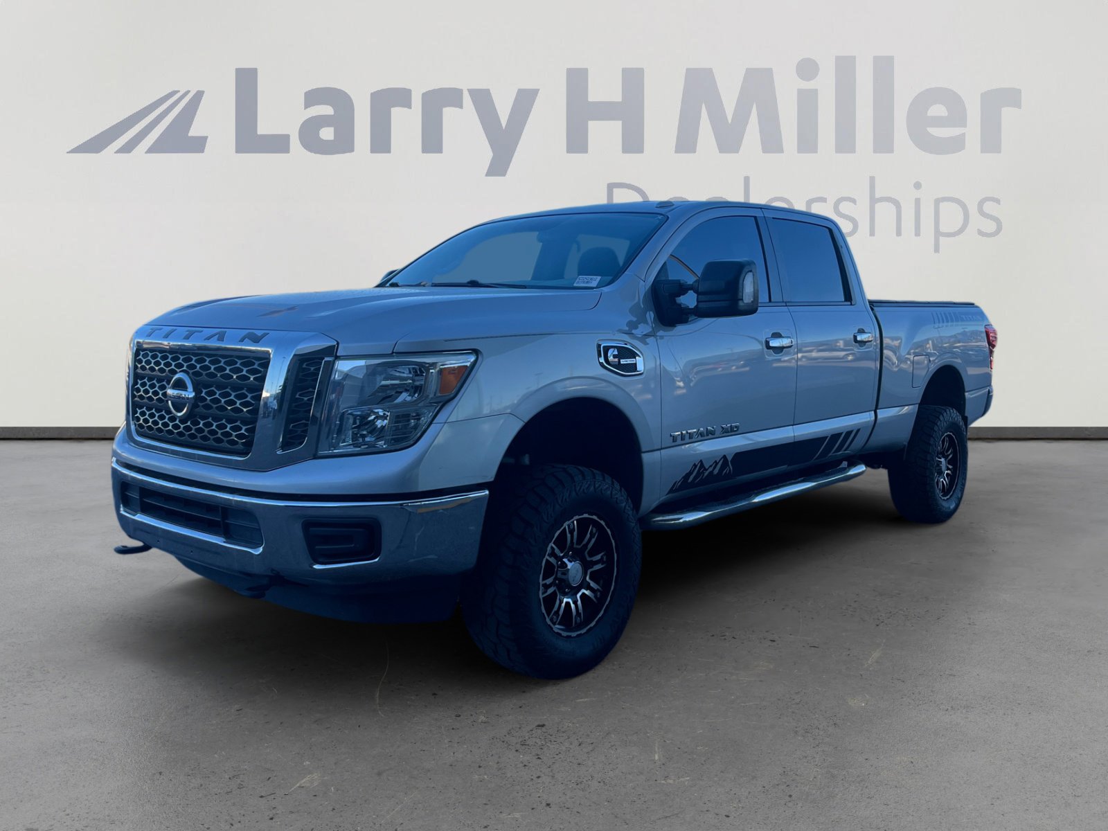 Used 2017 Nissan Titan SV image 1