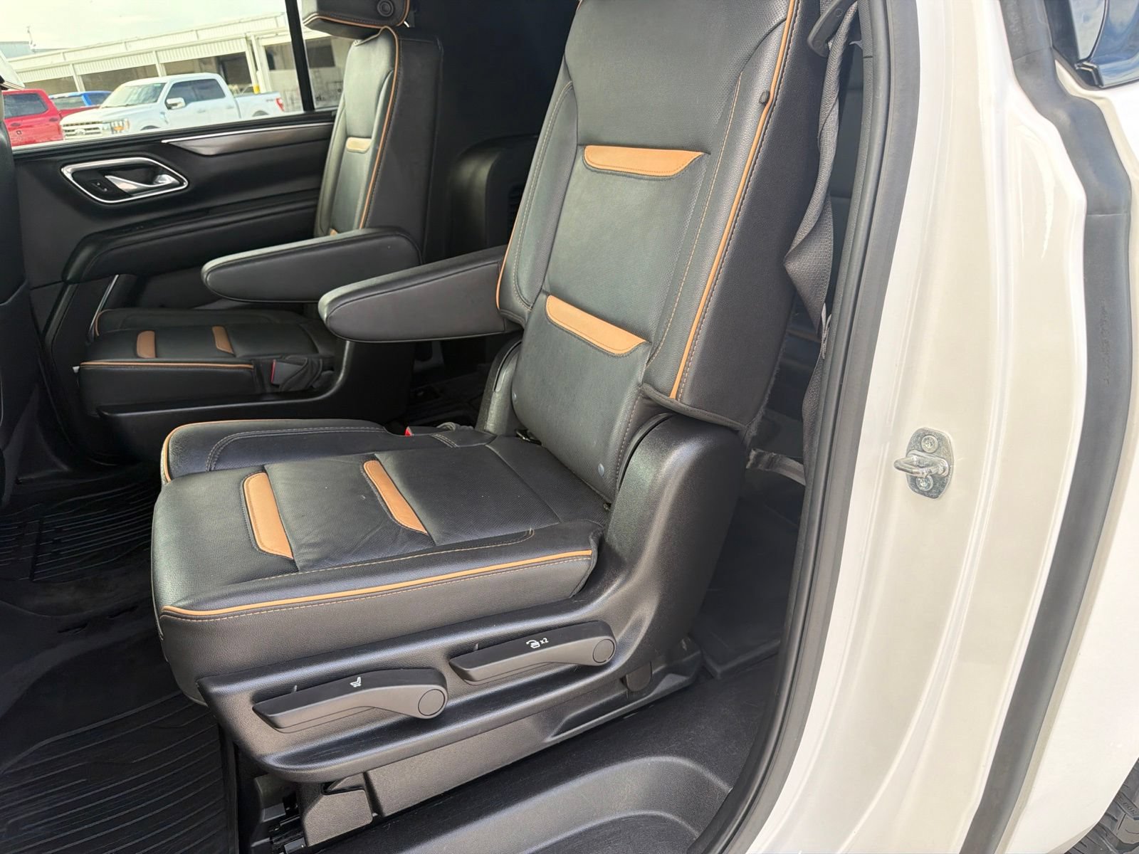 Used 2024 GMC Yukon XL AT4 w/ Technology Package AWD/4WD image 18