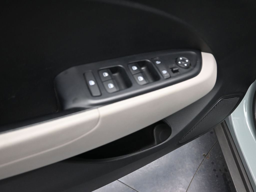 Used 2025 Hyundai Venue SEL image 19