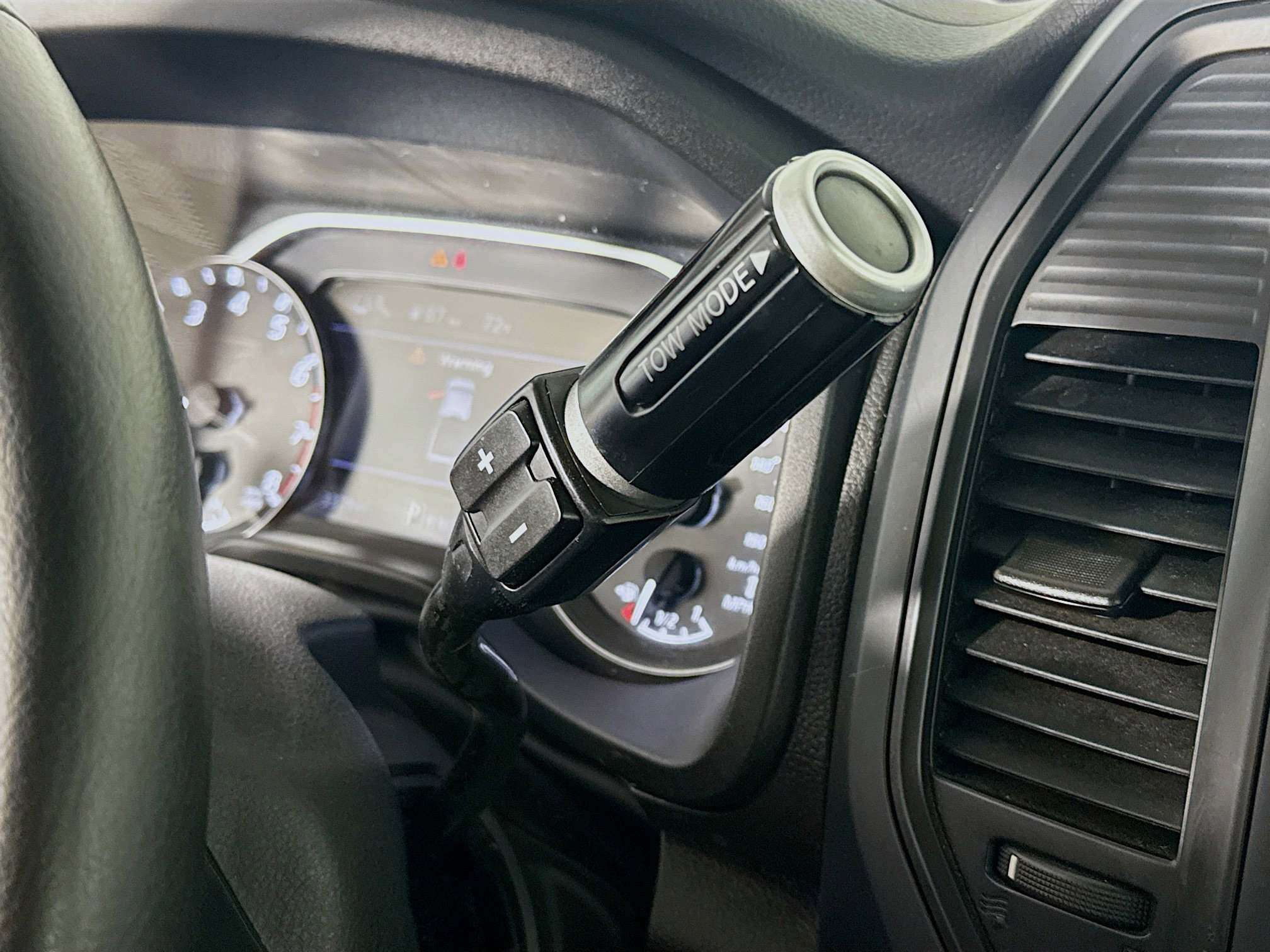 Used 2024 Nissan Titan SV w/ SV Convenience Package image 20